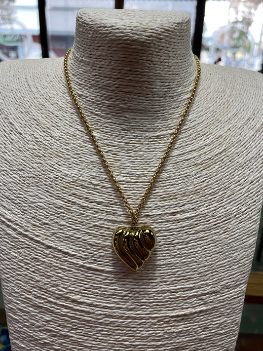 CHAIN NECKLACE 17.7 INCHES WITH HEART PENDANT 17.7 INCHES