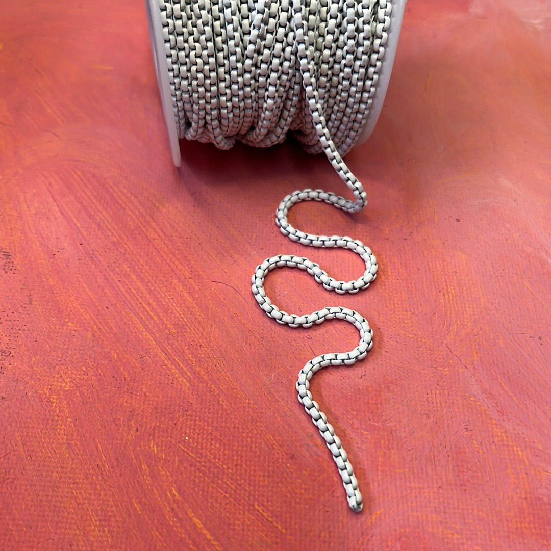CHAIN VENETIAN BOX WHITE 3X2MM PIE