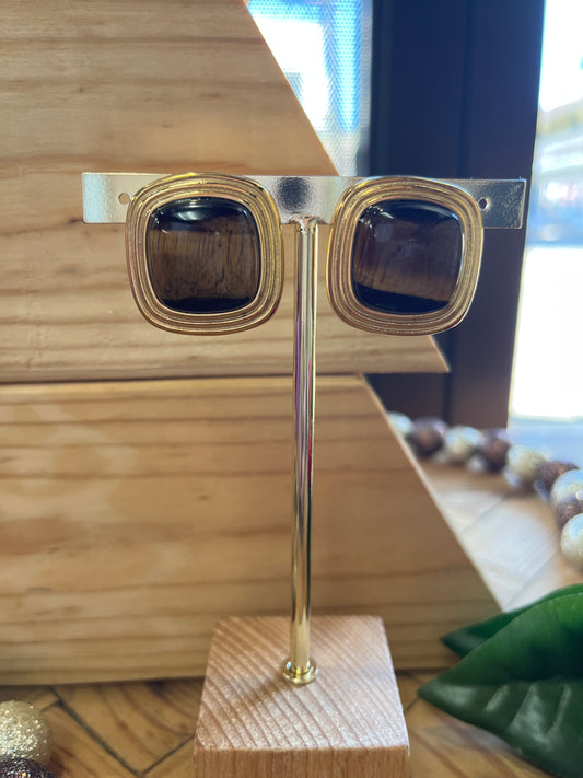 STUD EARRING SQUARE WITH TIGER EYE.