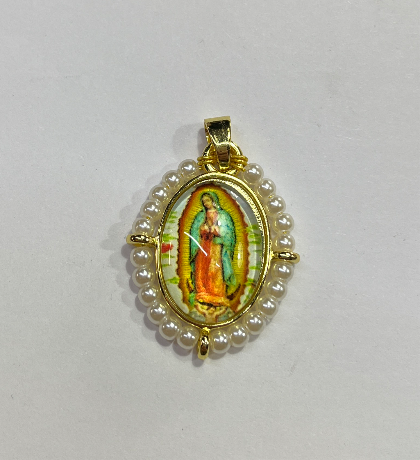 MEDAL WITH PEARL BORDERS 28X22MM 1 PC