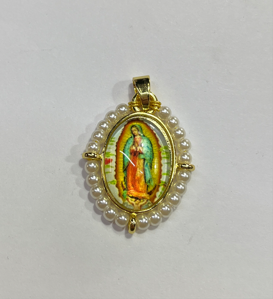 MEDAL WITH PEARL BORDERS 28X22MM 1 PC