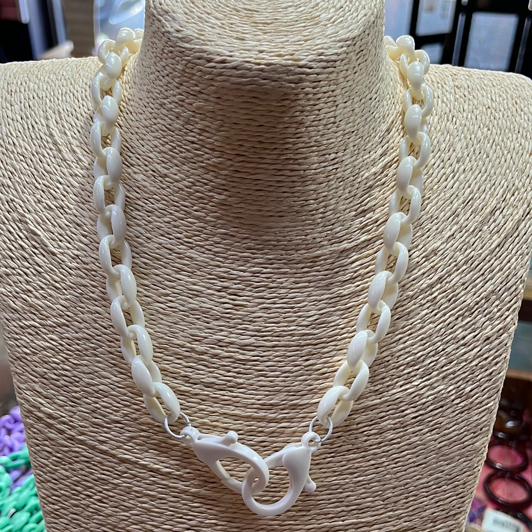 CHAIN MASK ACRYLIC MIX COLORS 24.3" 1 PC