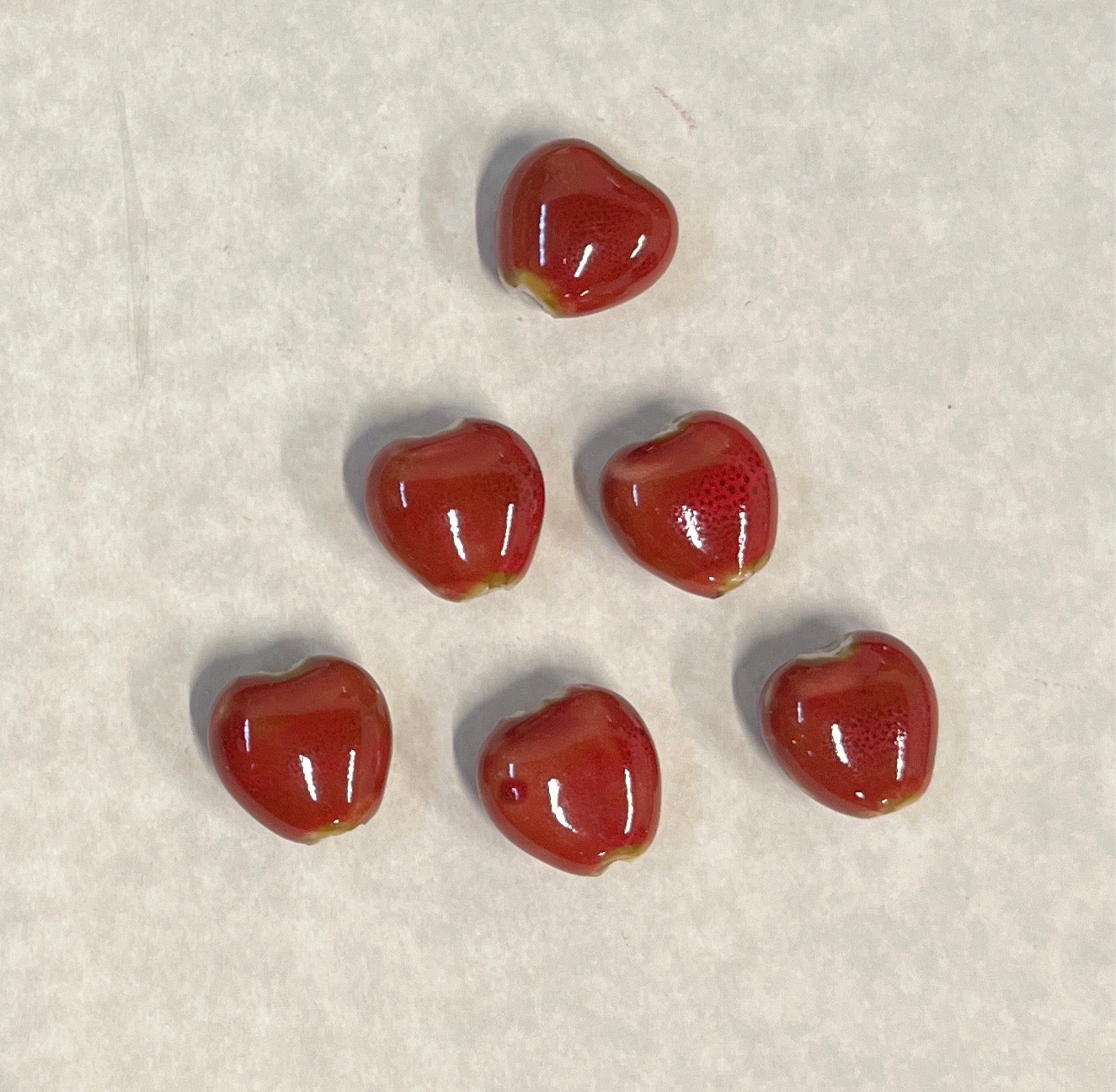 PORCELAIN BEAD HEART ANTIQUE DARK RED ( 3 pc )