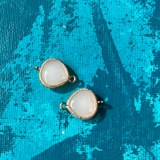 LINK GLASS JADE TEARDROP GP WHITE 19X14MM 2 PC