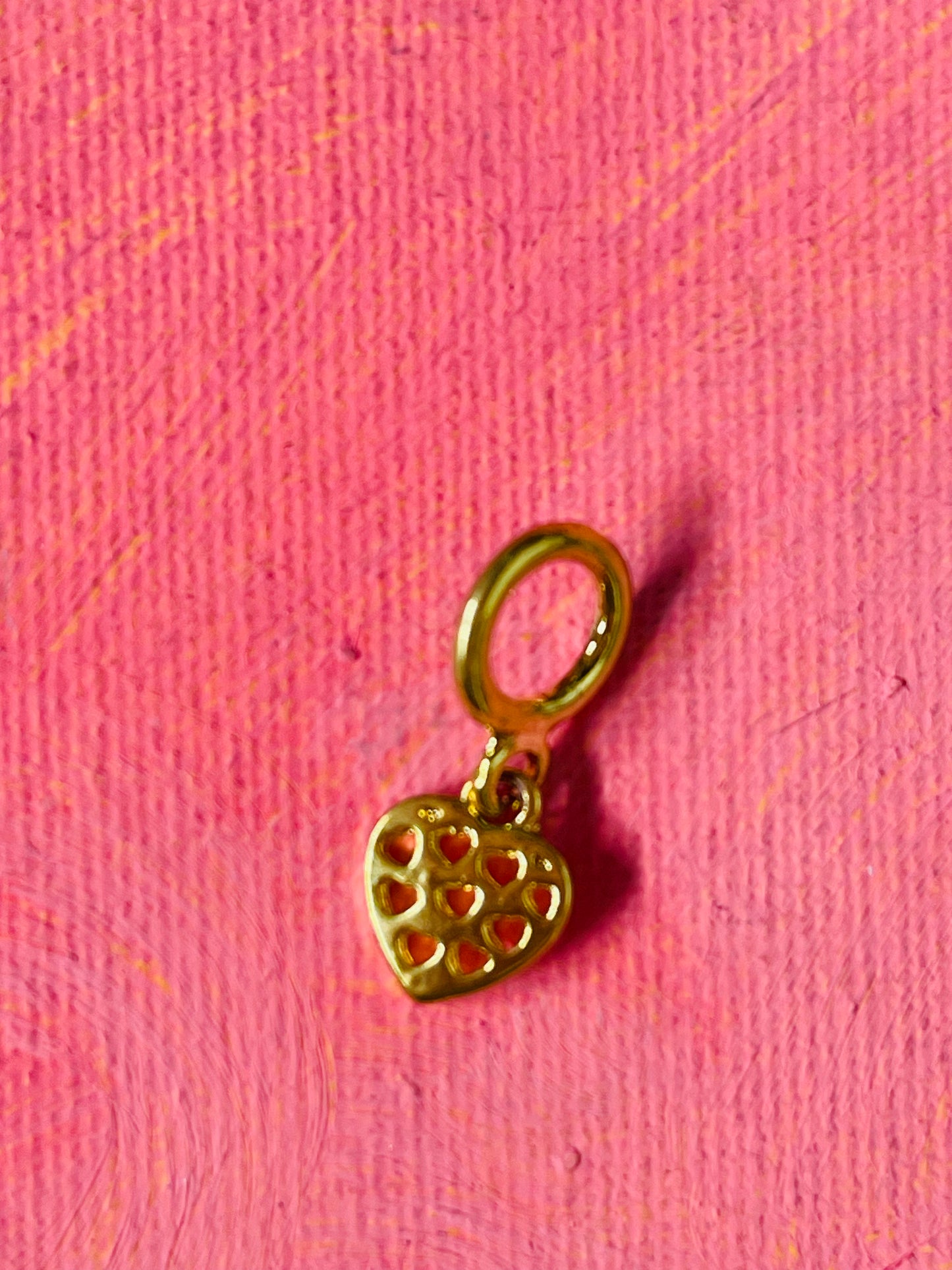 Pendant heart with holes go