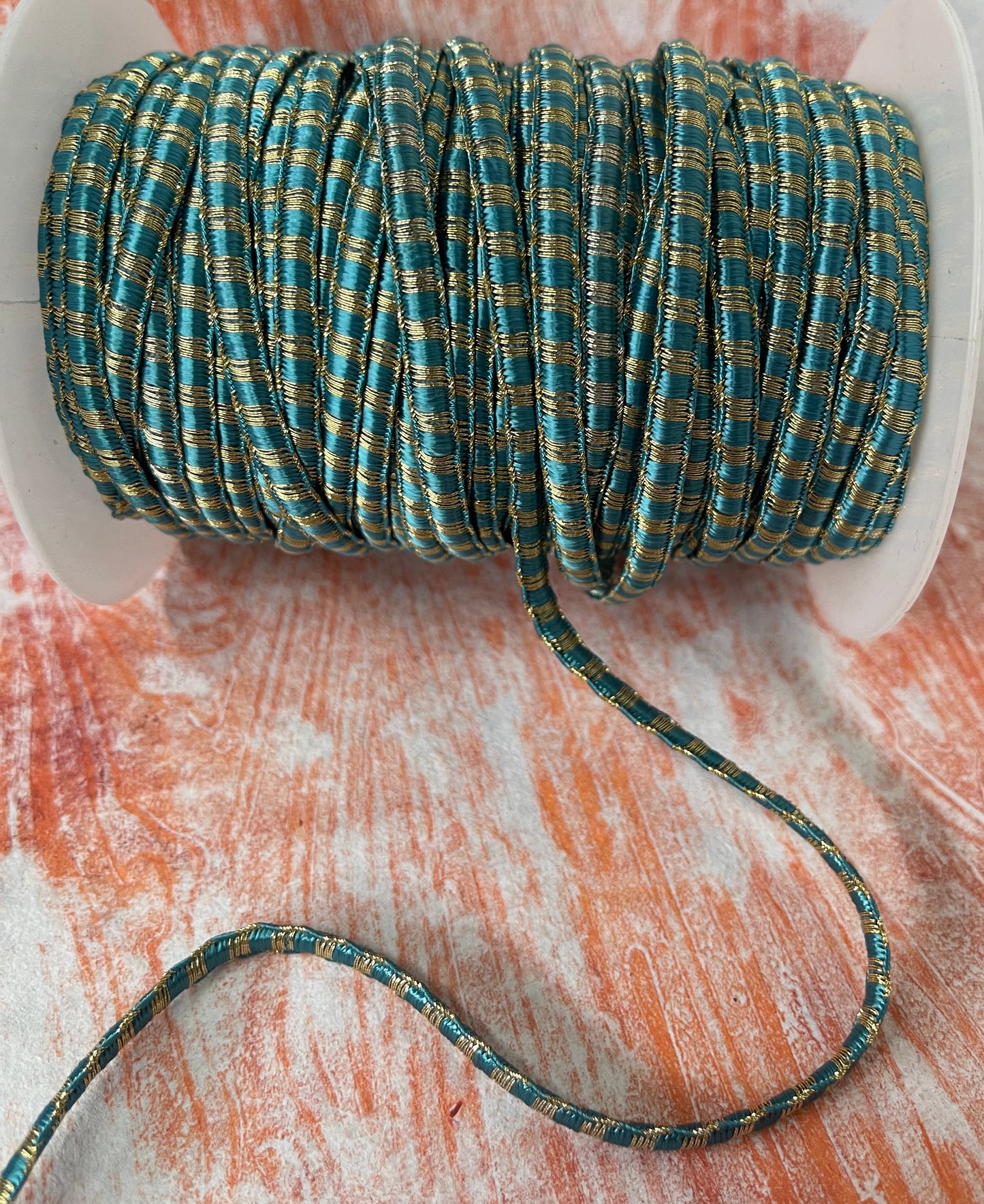 CORDON FLAT TURQUESA Y DORADO 6MM POR YARDA