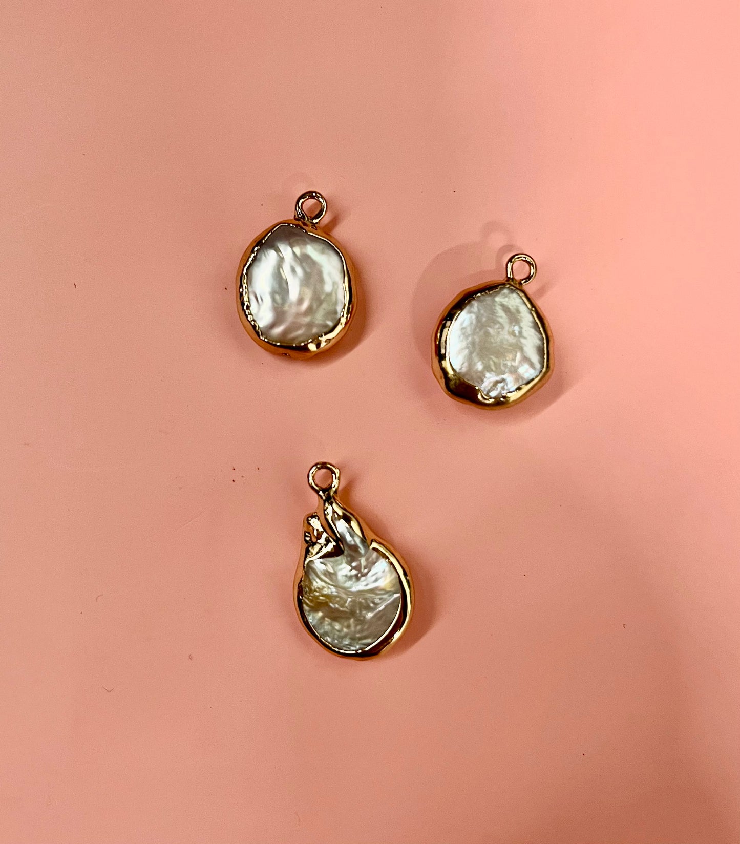 CHARM KESHI PEARL TEARDROP 15-21MM LONG 1 PC