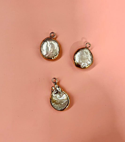 CHARM KESHI PEARL TEARDROP 15-21MM LONG 1 PC