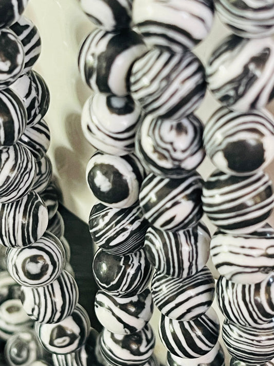 GEMSTONE 10MM ROUND BEAD BLACK / WHITE