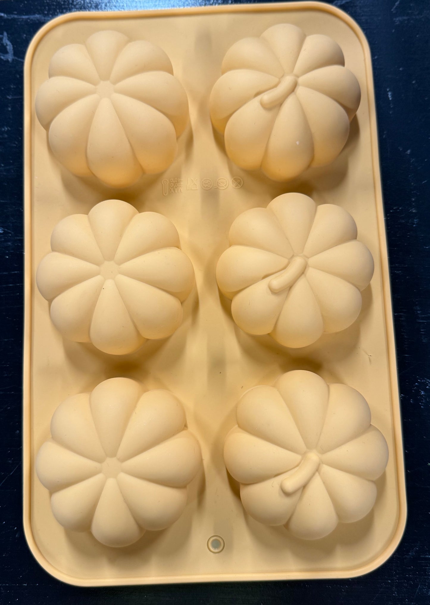 MOLDE SILICONE 6 CALABAZAS LIGHT ORANGE PARA JABON O VELA 1 PC