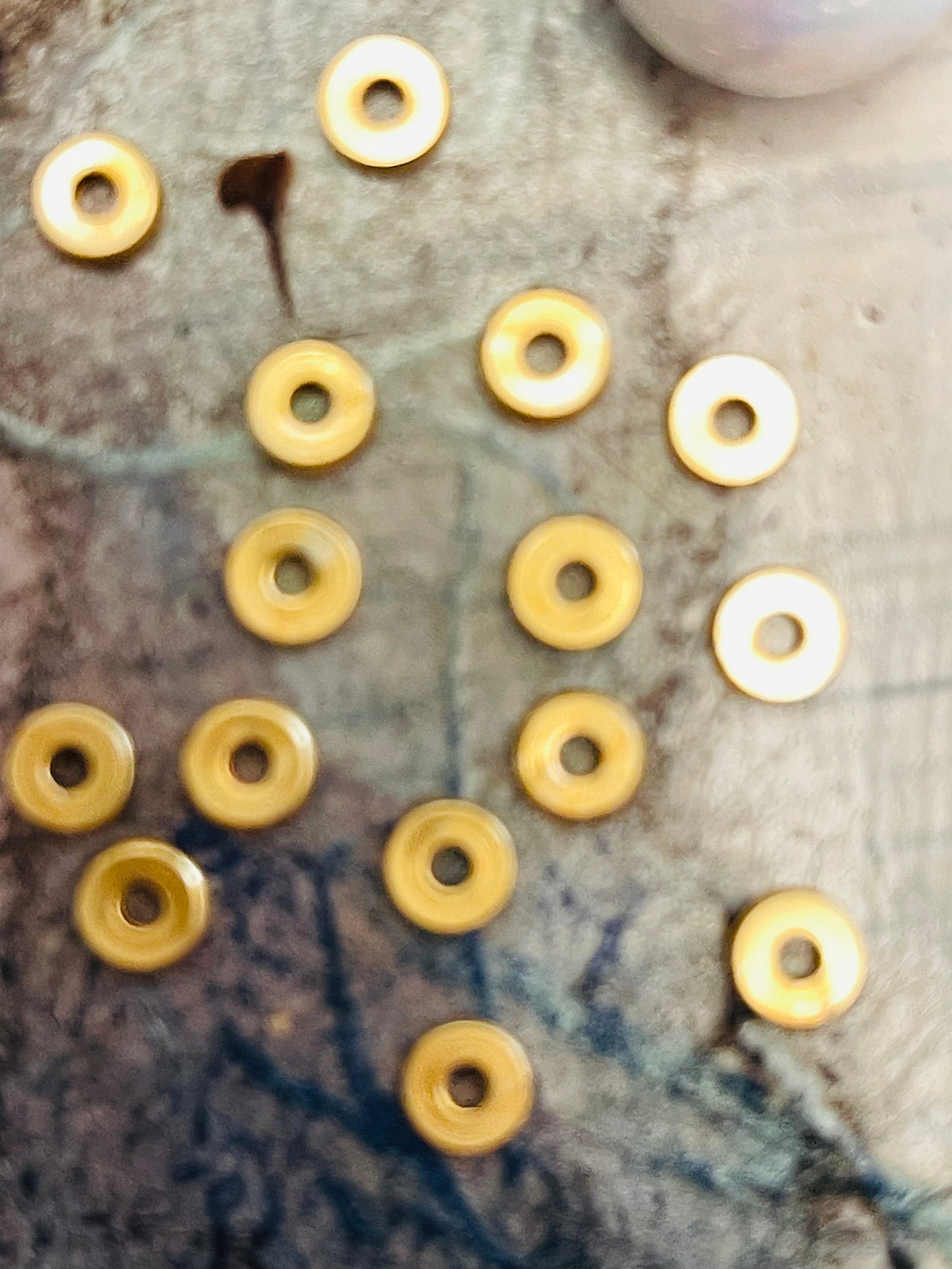 CONNECTOR FLAT ROUND DISC HEISHI GOLD PLATE 18KT 6X1.5MM 25 PC