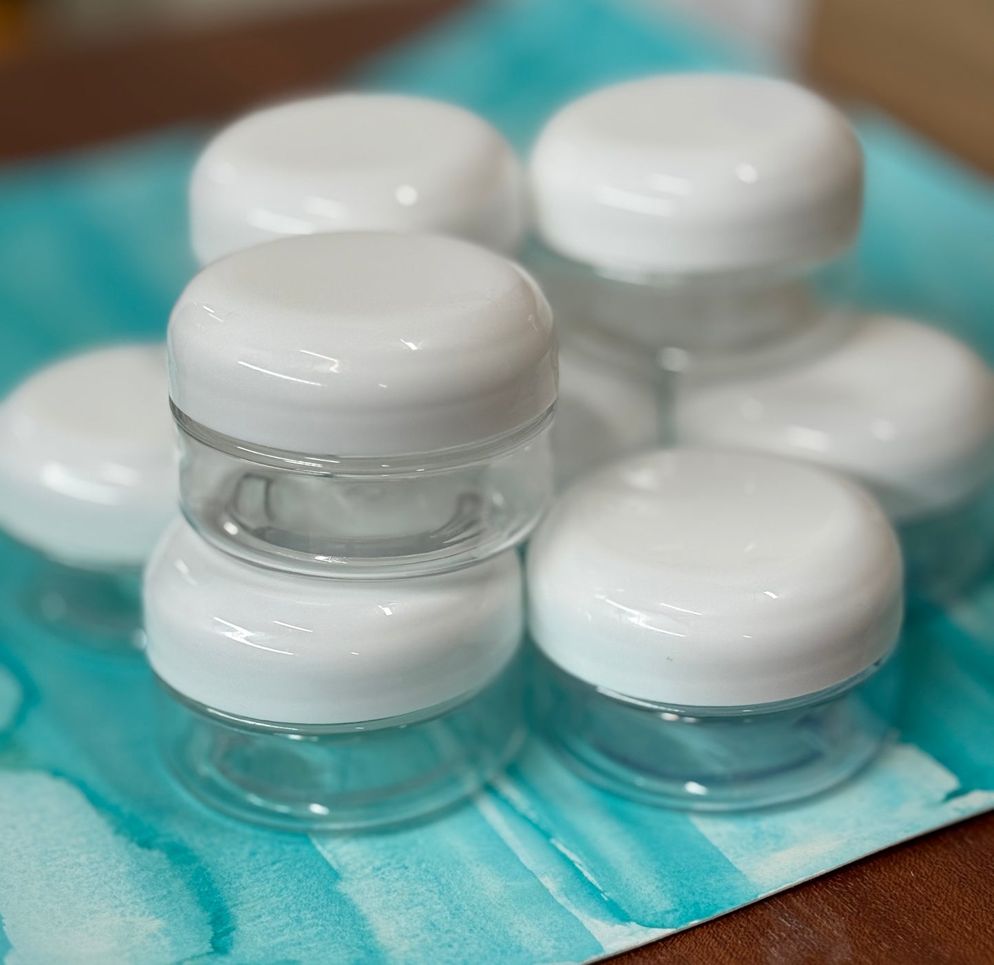 JAR 2OZ LOW CLEAR WHITE OR BLACK DOME CAP