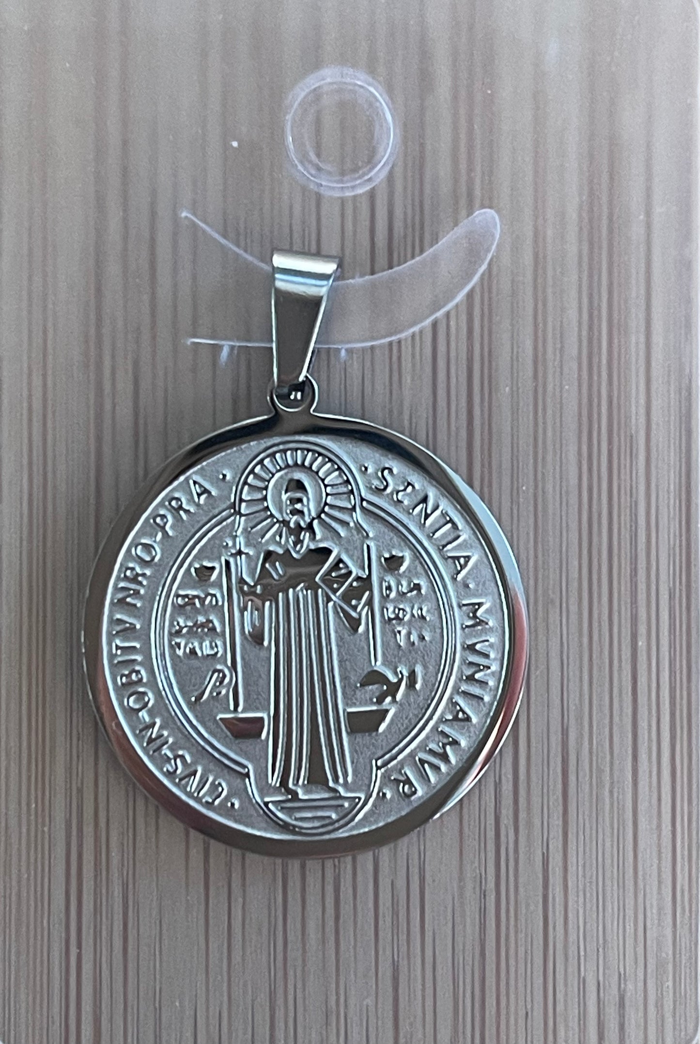 MEDALLA SAN BENITO 25MM PLATINUM 1 PC