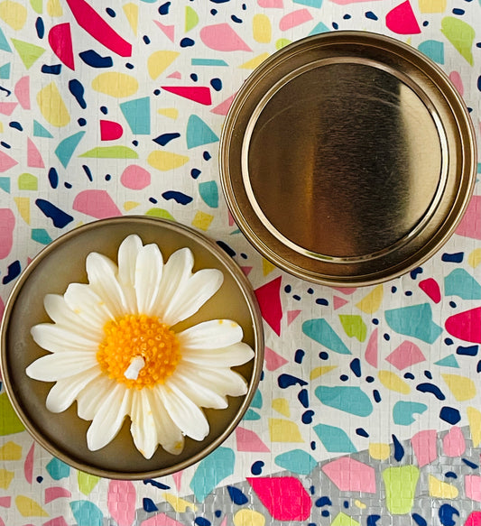 Tin candle with daisy 4 oz