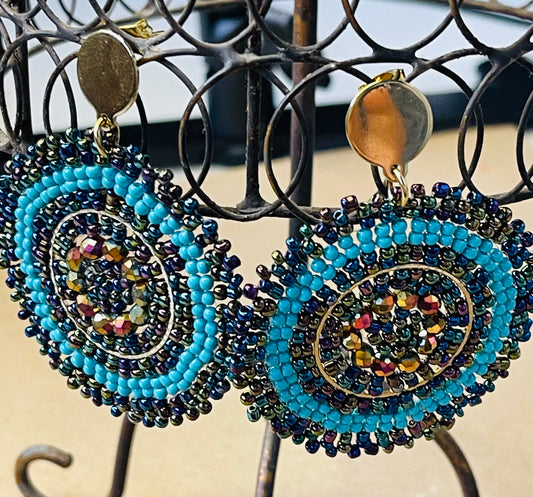 STUD EARRING BEADED CIRCLES LIGHT AND DARK BLUE. 1 PAIR