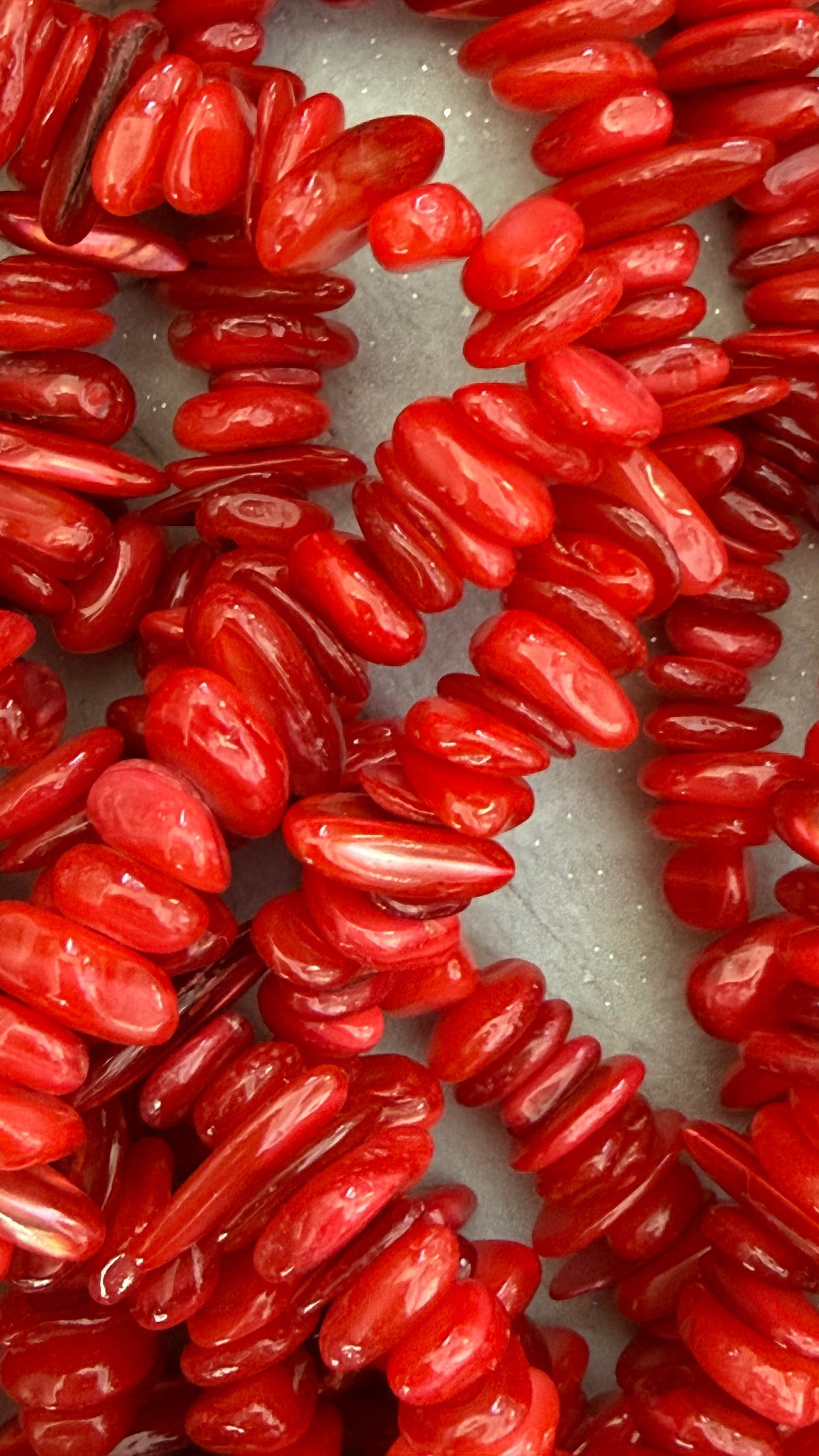 GEMSTONE CHIPS CORAL RED SHELL 1 STRAND