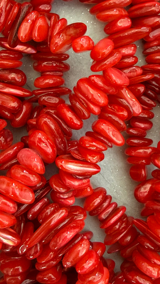 GEMSTONE CHIPS CORAL RED SHELL 1 STRAND