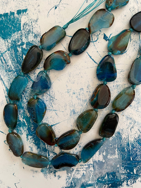 AGATE NUGGET BLUE 26-47MM HOLE 2.5 MM 1 STRAND ABOUT 10-14 PCS