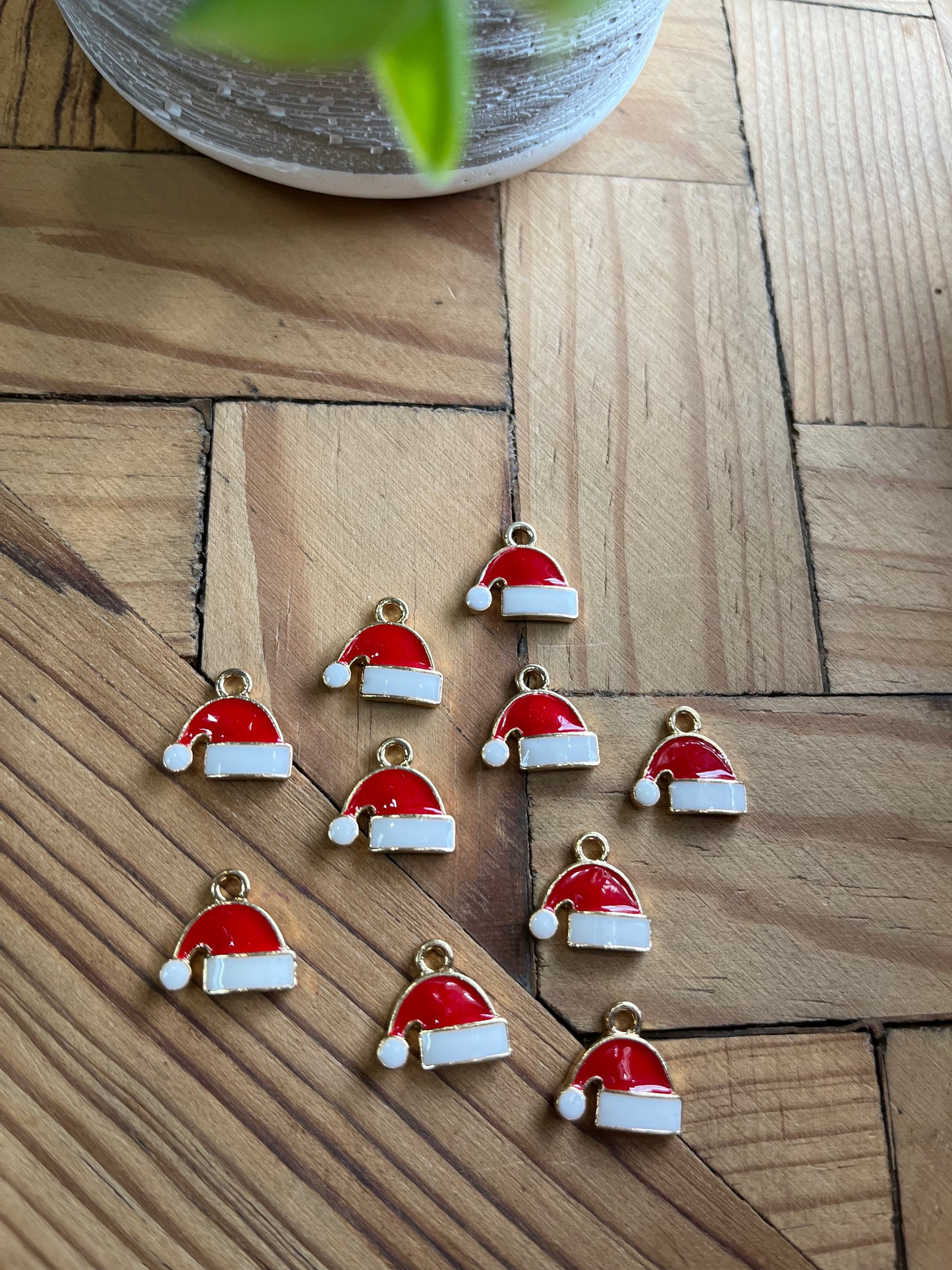 CHARM MAS SANTA HAT GP 12MM 10 PC