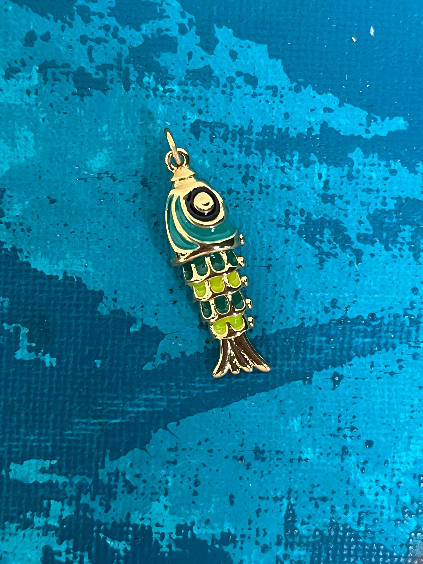 PENDANT ENAMEL FISH GP 18KT 29X9MM 1 PC