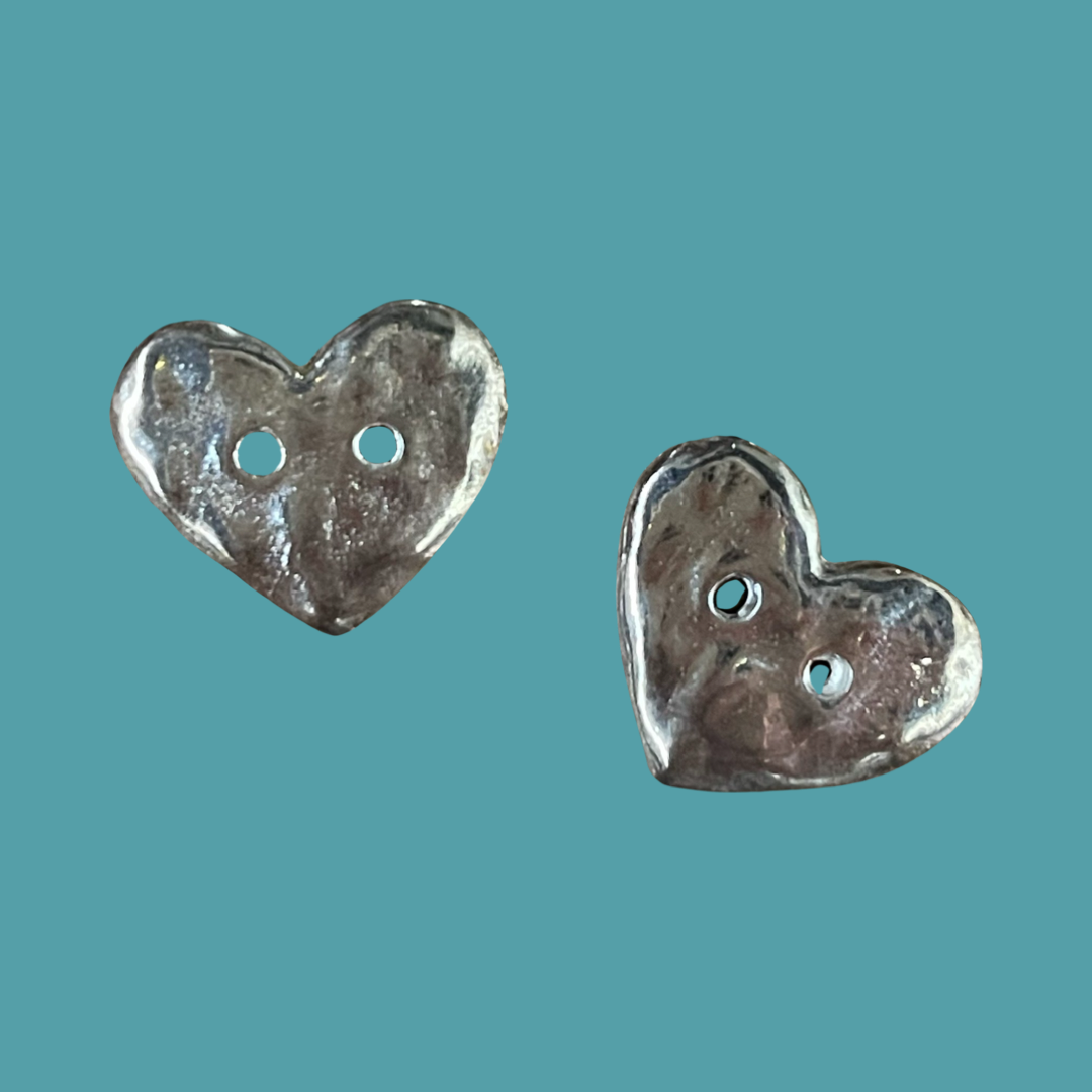 Charm heart 19mm button 2 hole gp hammered 2 pc