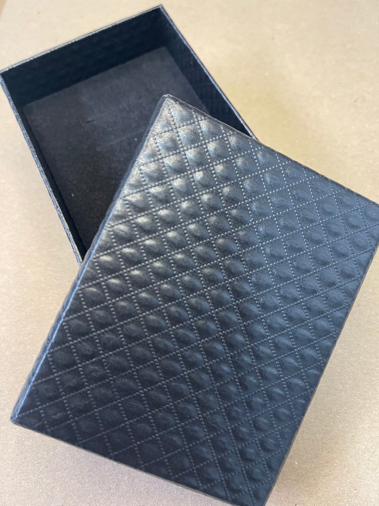 BOX CARDBOARD BLACK 7.5X9.5 CM 1 PC