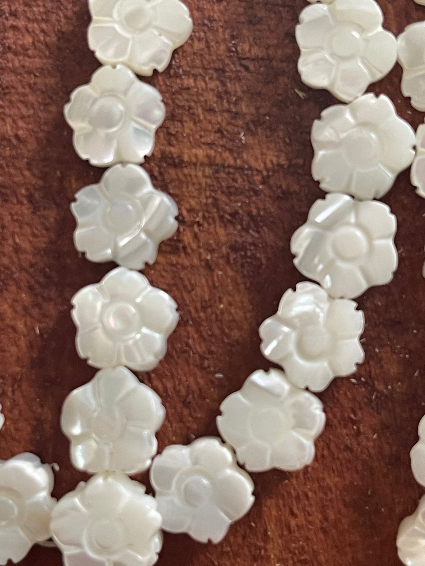 SHELL FLOWER BEAD 11MM 37 PCS PER 1 STRAND