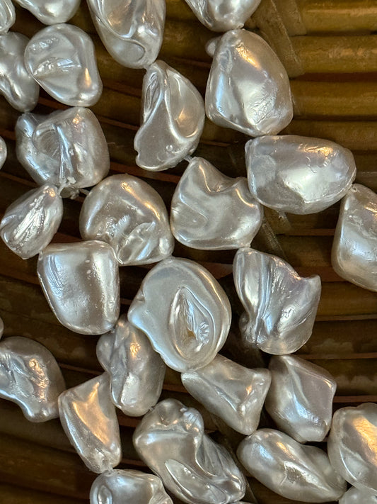 SHELL PEARL NUGGET 15-25MM WHITE SMOKE COLOR 1 STRAND
