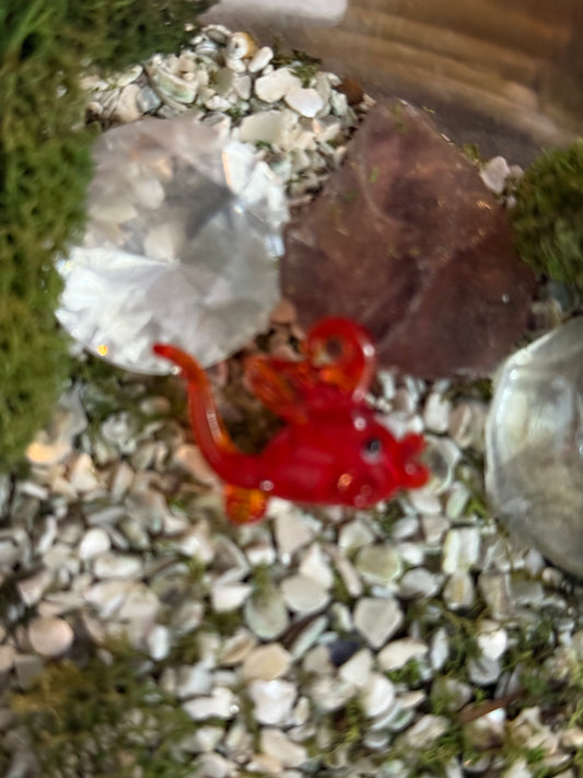 LAMPWORK GLASS RED FISH PENDANT 25MM 1 PC
