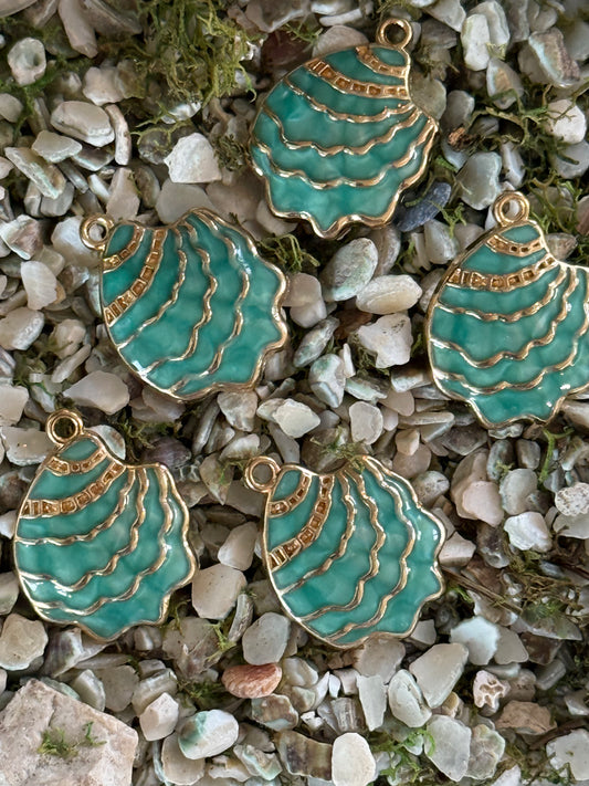 CHARM SHELL TURQUOISE ENAMEL GOLD PLATE 5 PC