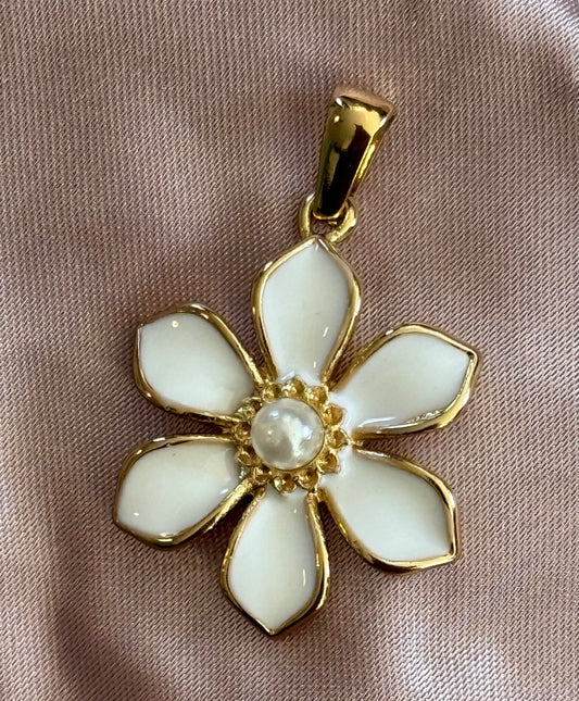 PENDANT WHITE FLOWER ENAMEL 28MM WITH BAIL 1 PC