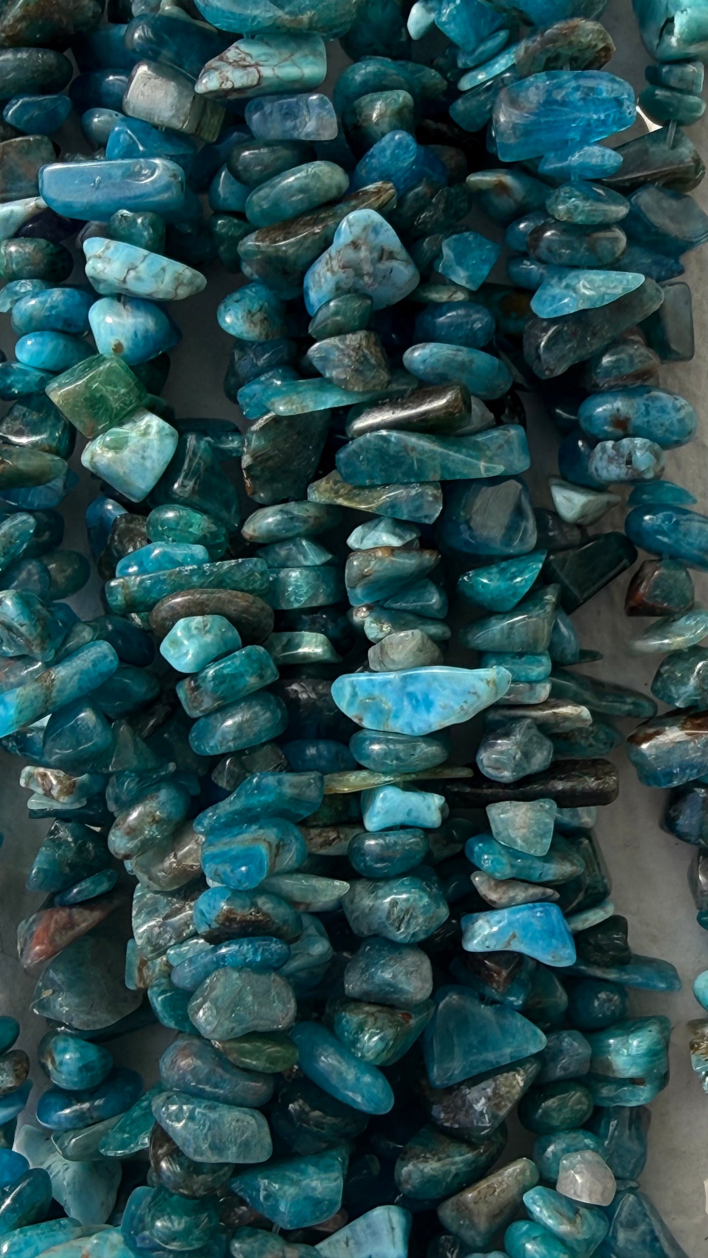 GEMSTONE CHIPS BLUE MAGNESITE 1 STRAND