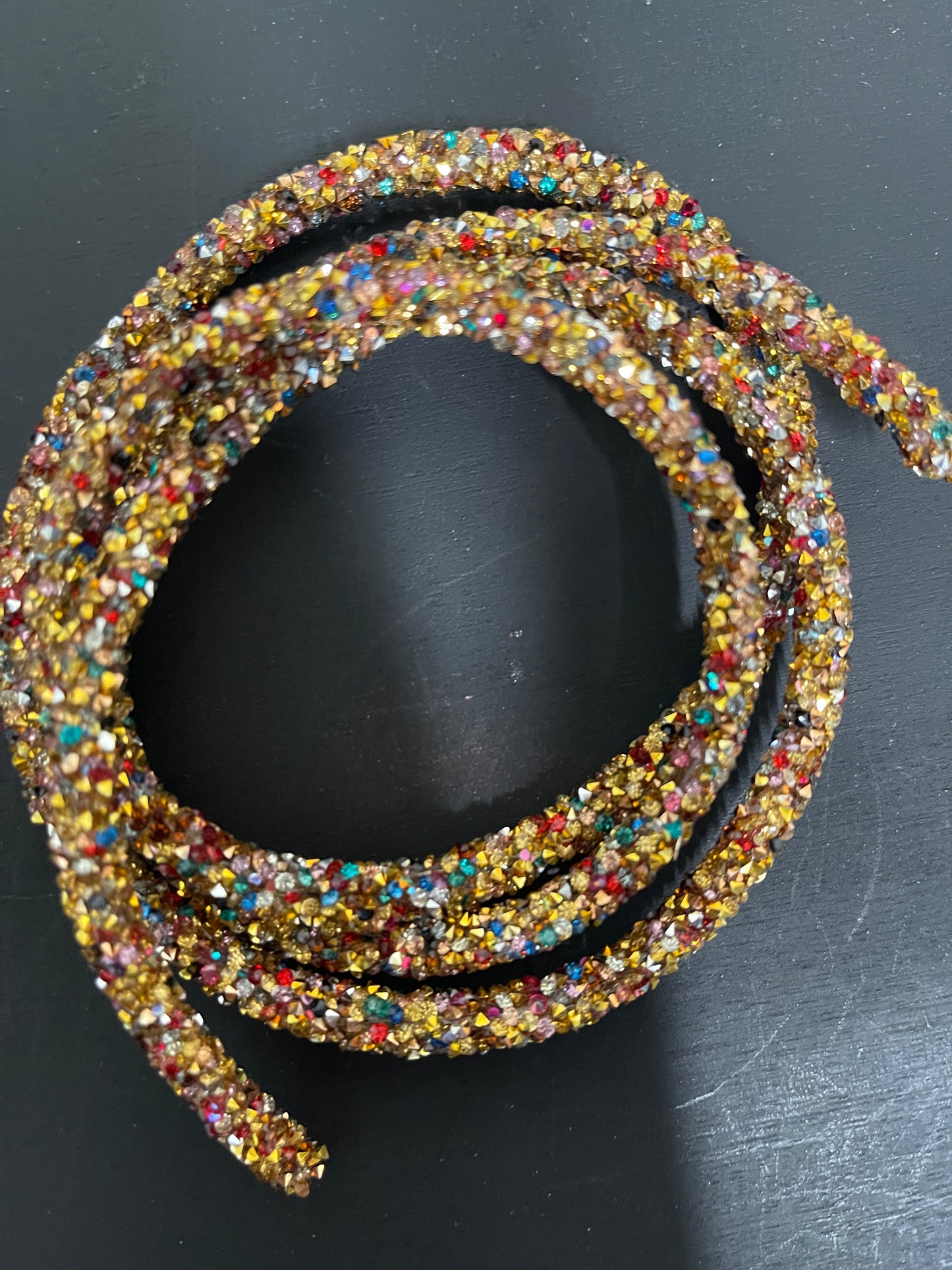 CORD TUBULAR HUECO INCRUSTACIONES CRISTAL DORADO por yarda