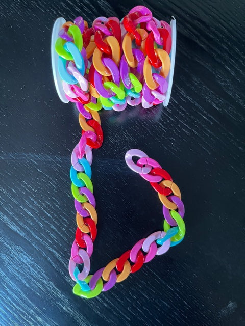 CHAIN ACRILICA 31X21MM MULTICOLOR POR PIE