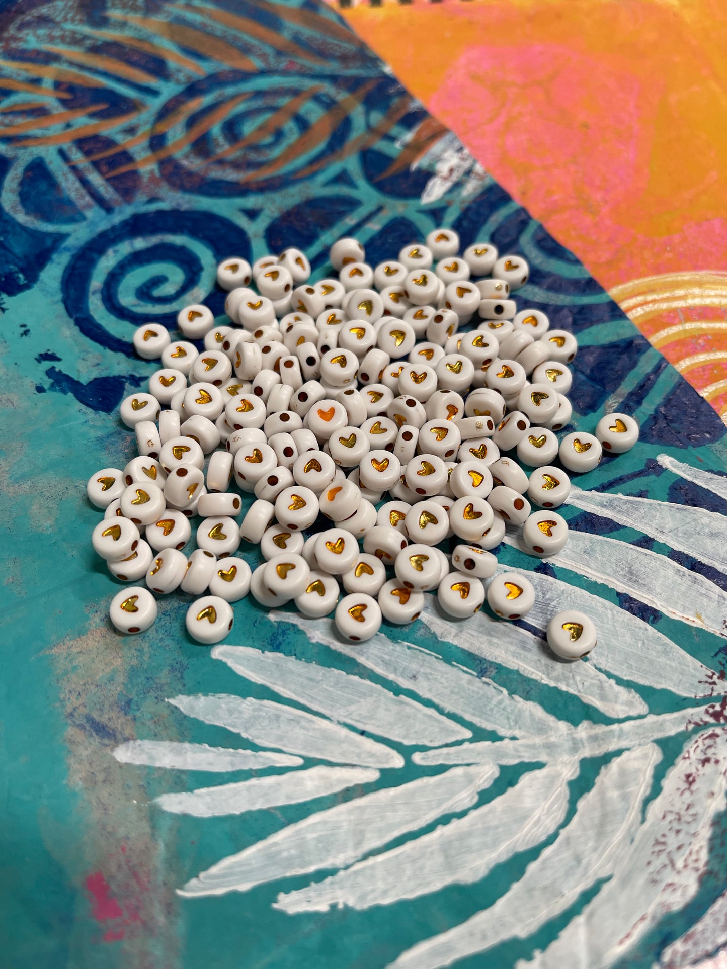 BEAD ACRYLIC WHITE RND GLD HEART 15.5MM