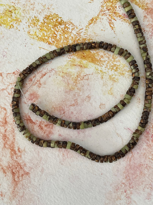 BRONZITE HEISHI WITH PERIDOT 4.5MM 1 STRAND