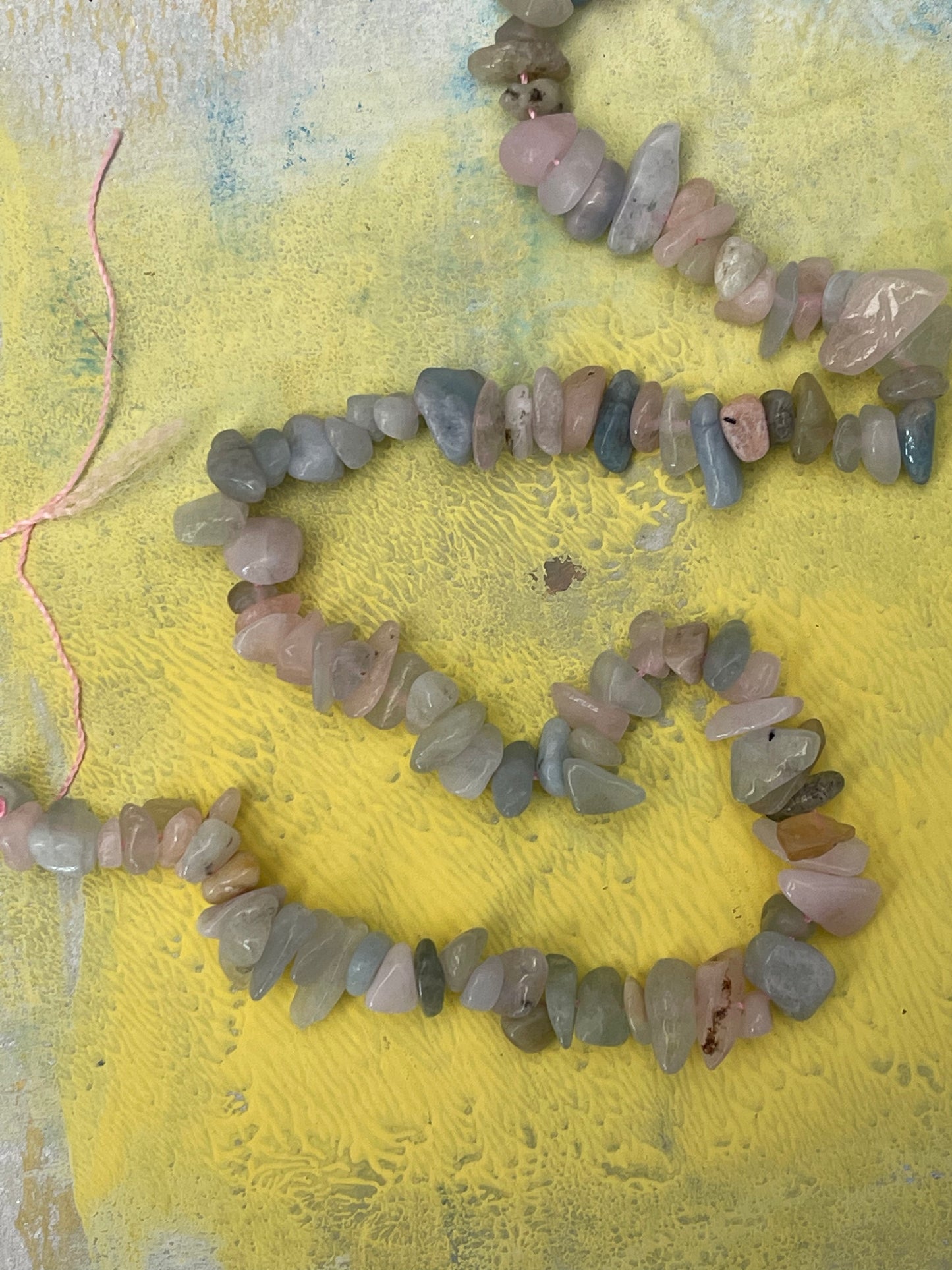 MORGANITE CHIPS 5-14MM PASTELS 1 STRAND