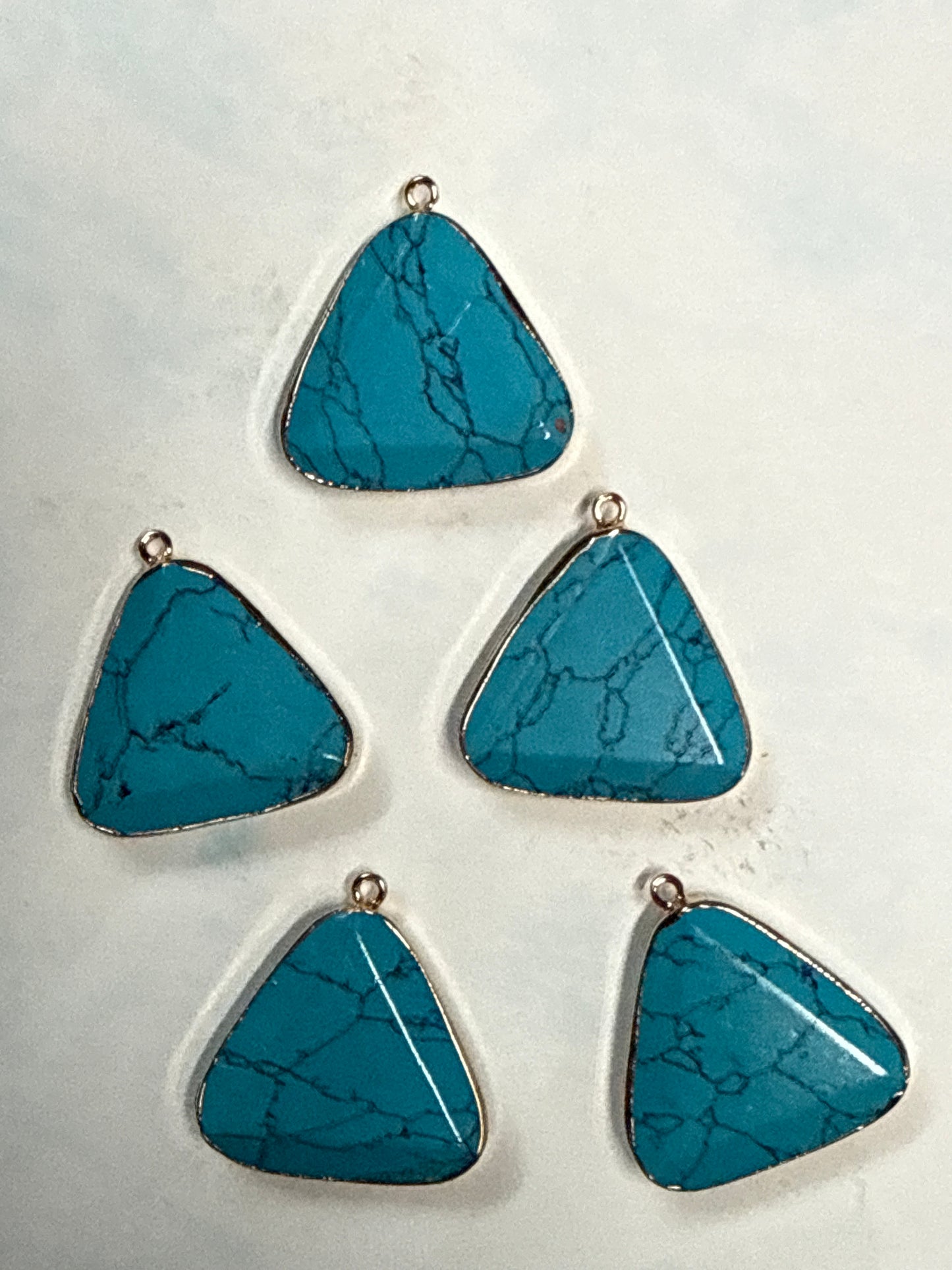 PENDANT SYNTHETIC TURQUOISE TRIANGLE 34X30MM 1 PC