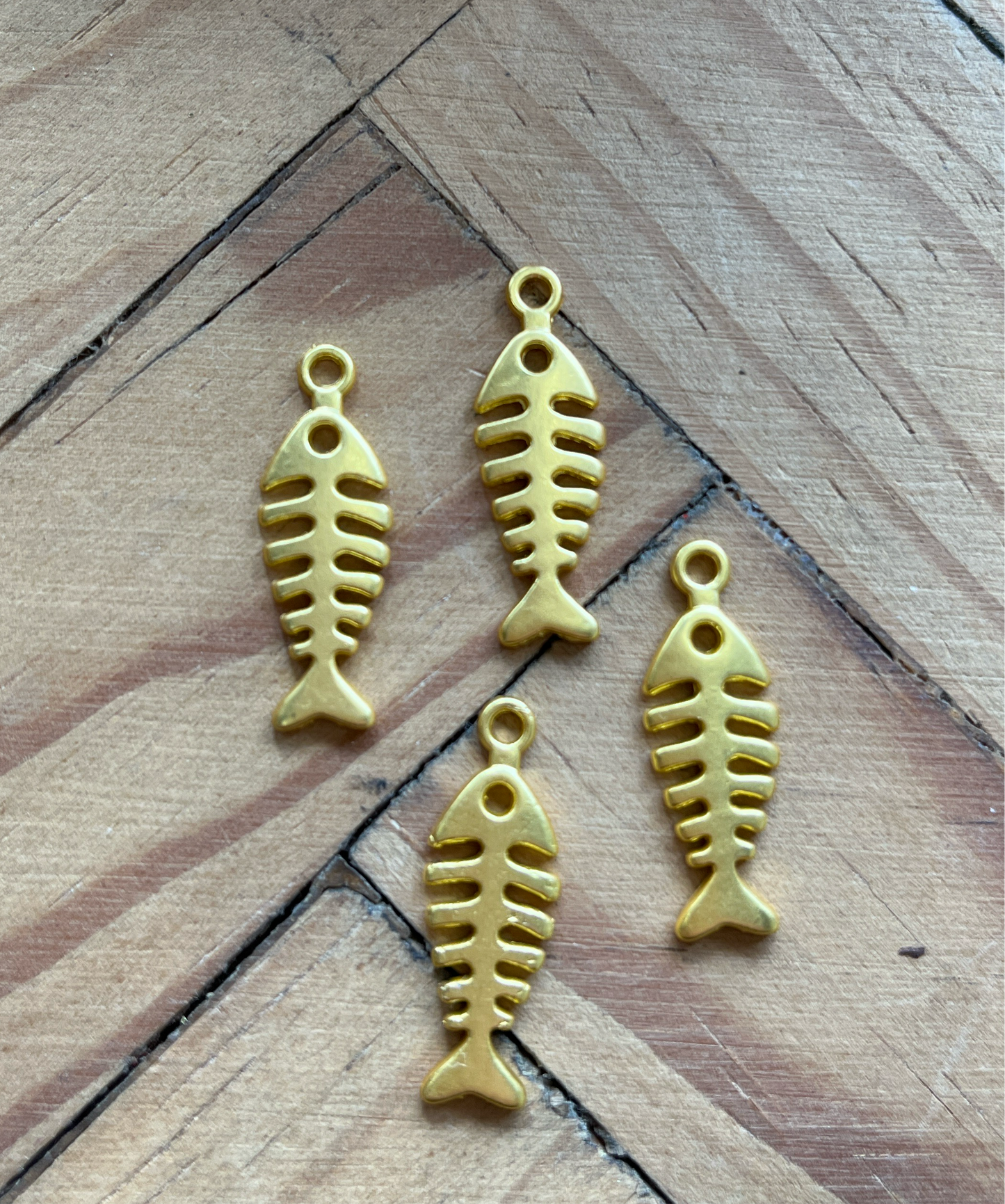 CHARM FISHBONE 25X9MM MATTE GOLD 4 PC