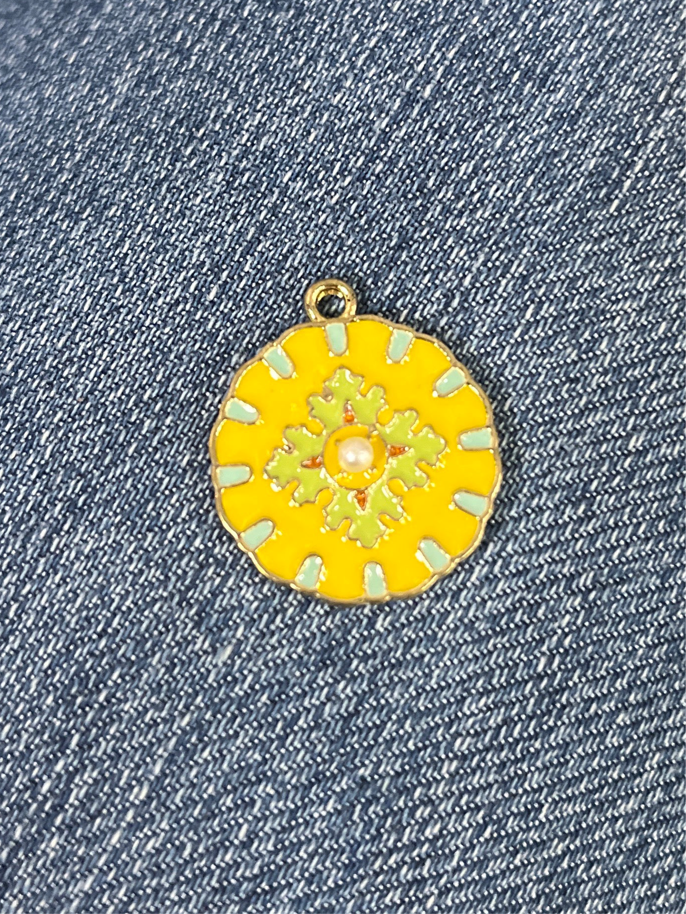 CHARM ROUND 22MM ENAMEL FLOWER YELLOW GP  1 PC