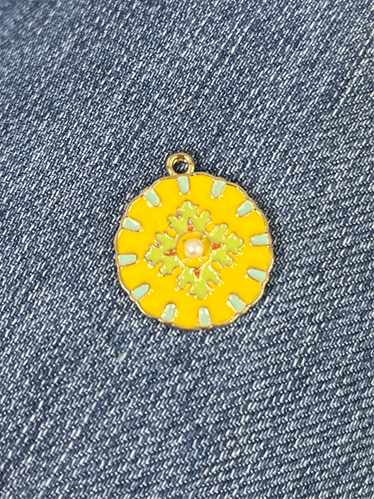 CHARM ROUND 22MM ENAMEL FLOWER YELLOW GP  1 PC