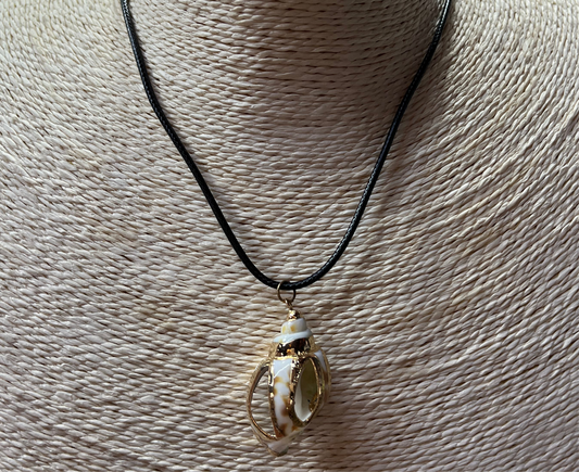 NECKLACE SHELL CONCH PENDANT with gold accents