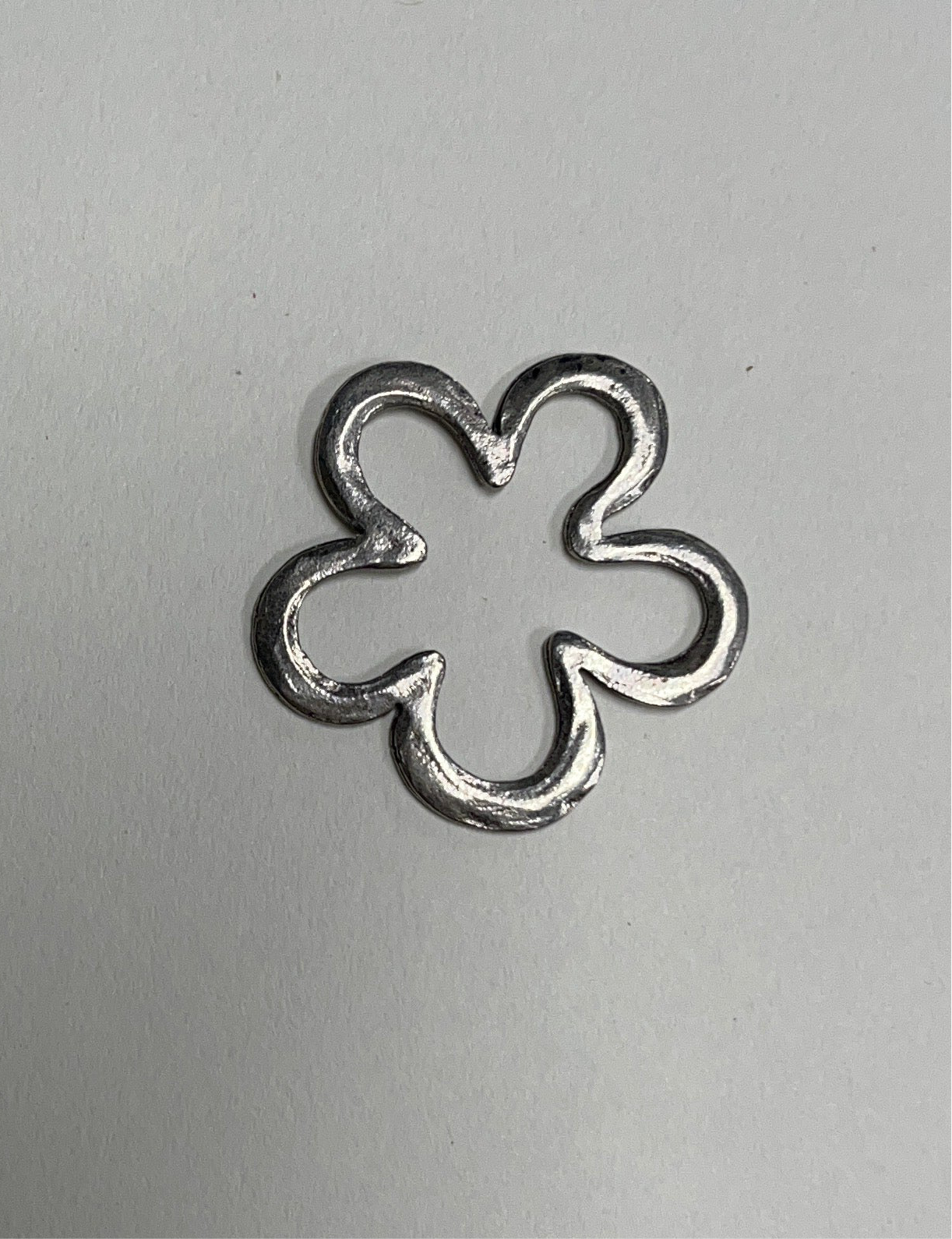 CHARM HAMMERED FLOWER  1 PC