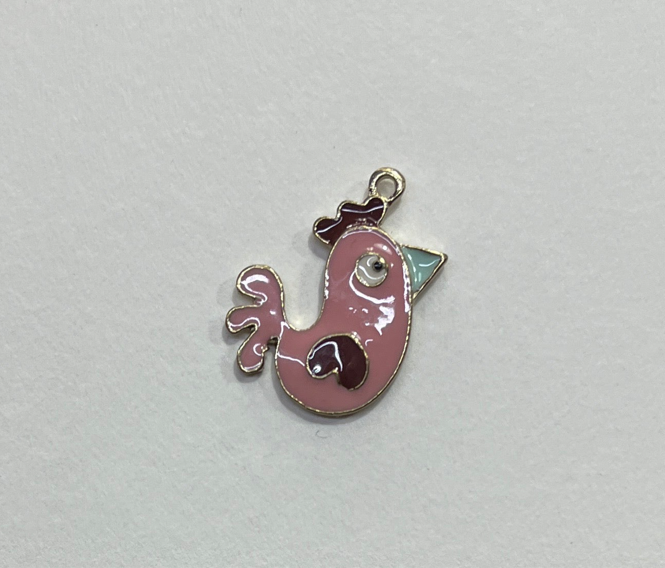 CHARM ROOSTER GP NAMEL PINK 25MM  1 PC