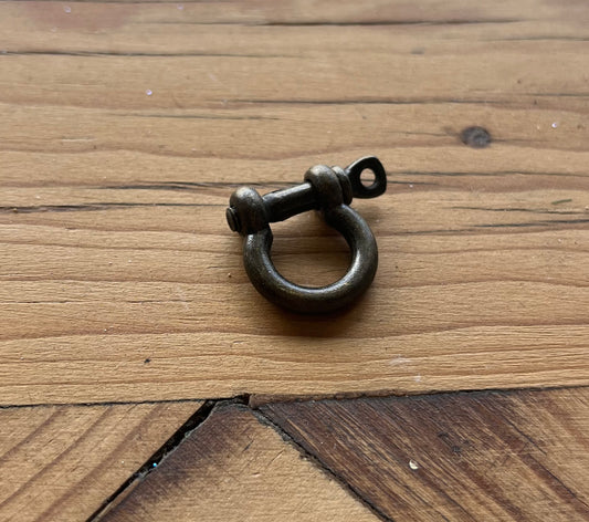 U SHACKLE CLASP ANT BRONZE  20X23MM  1 PC