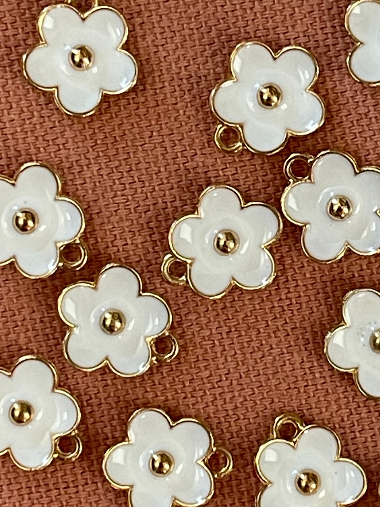 CHARM ENAMEL FLOWER 13 MM 20PC 2 COLORS