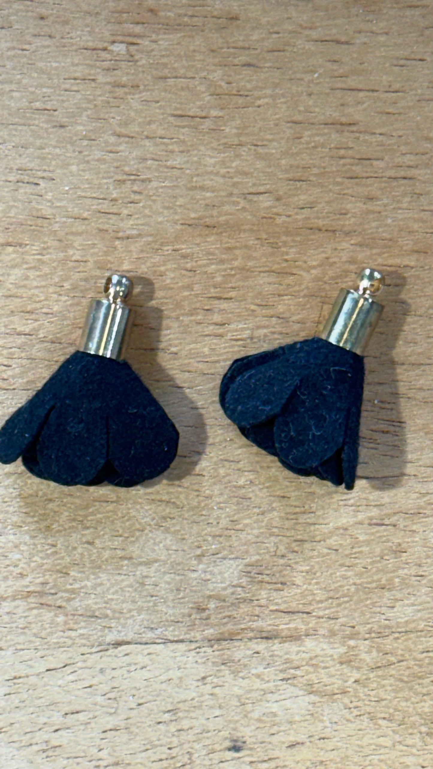 FABRIC FLOWER CHARM BLACK SUEDE  2PC