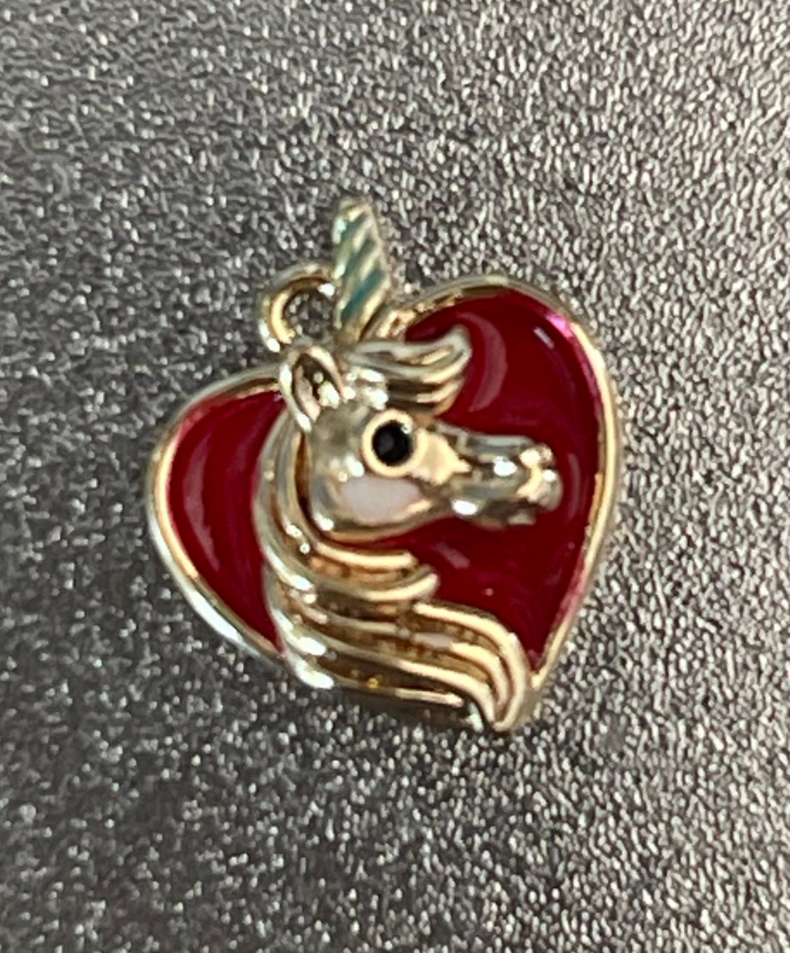 CHARM UNICORN HEART RED ENAMEL GP 18 KT 12MM 1 PC