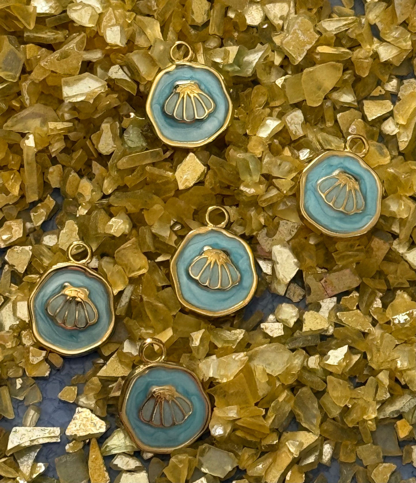 PENDANT ENAMEL SHELL FLAT ROUND GP 18KT SST  1 PC