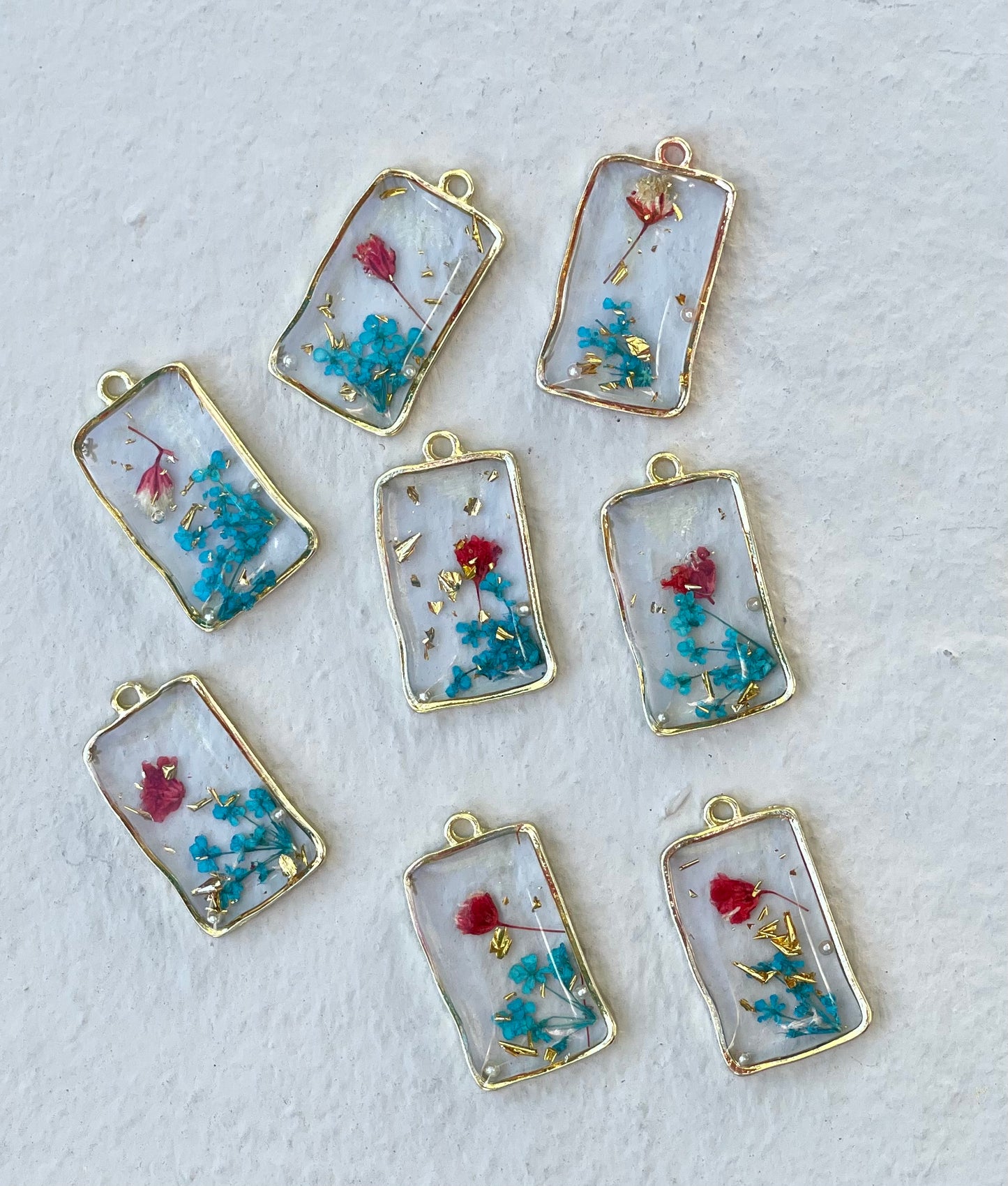 CHARM RESIN WITH FLOWERS 26X14 MM RECTANGLE GOLD PLATE 2 PC